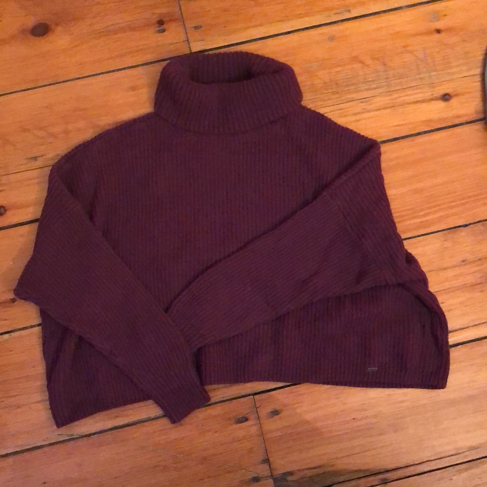 Burgundy hollister turtle neck slightly cropped